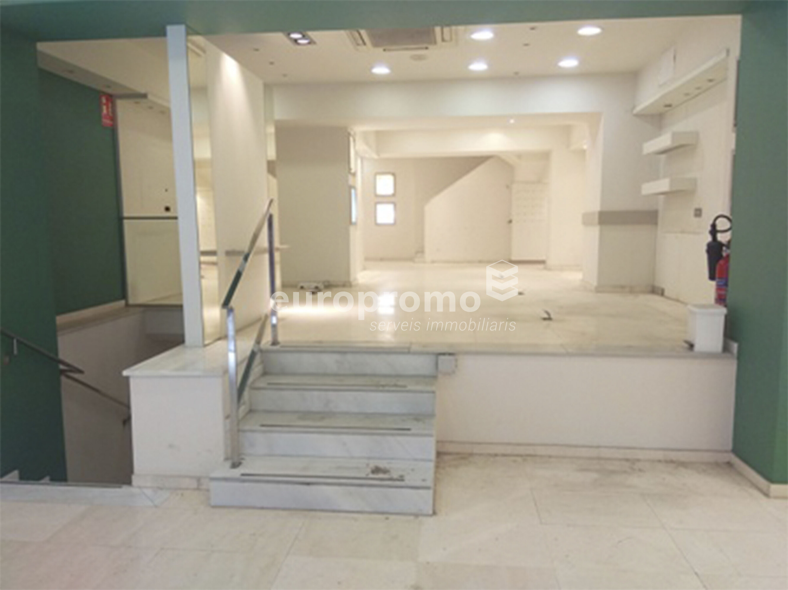 Local de 128m2 situado en primera linea y mejor zona comercial de la ciudad!